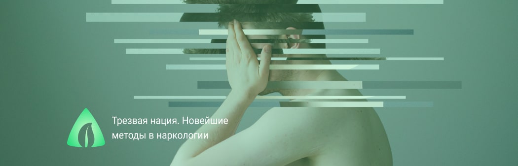 Мужчина держится руками за голову